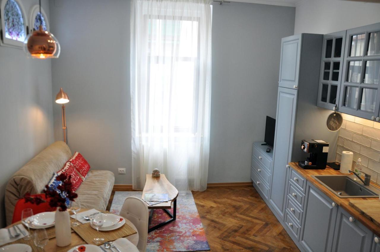 Black Gate - 2 Bedroom Apartment In The Heart Of Old Town With Free Private Secured Parking Brasov Bagian luar foto