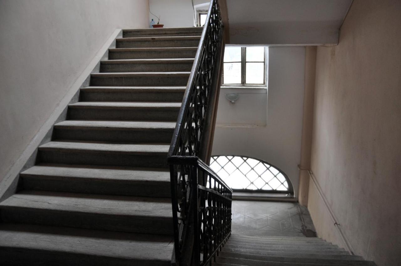 Black Gate - 2 Bedroom Apartment In The Heart Of Old Town With Free Private Secured Parking Brasov Bagian luar foto